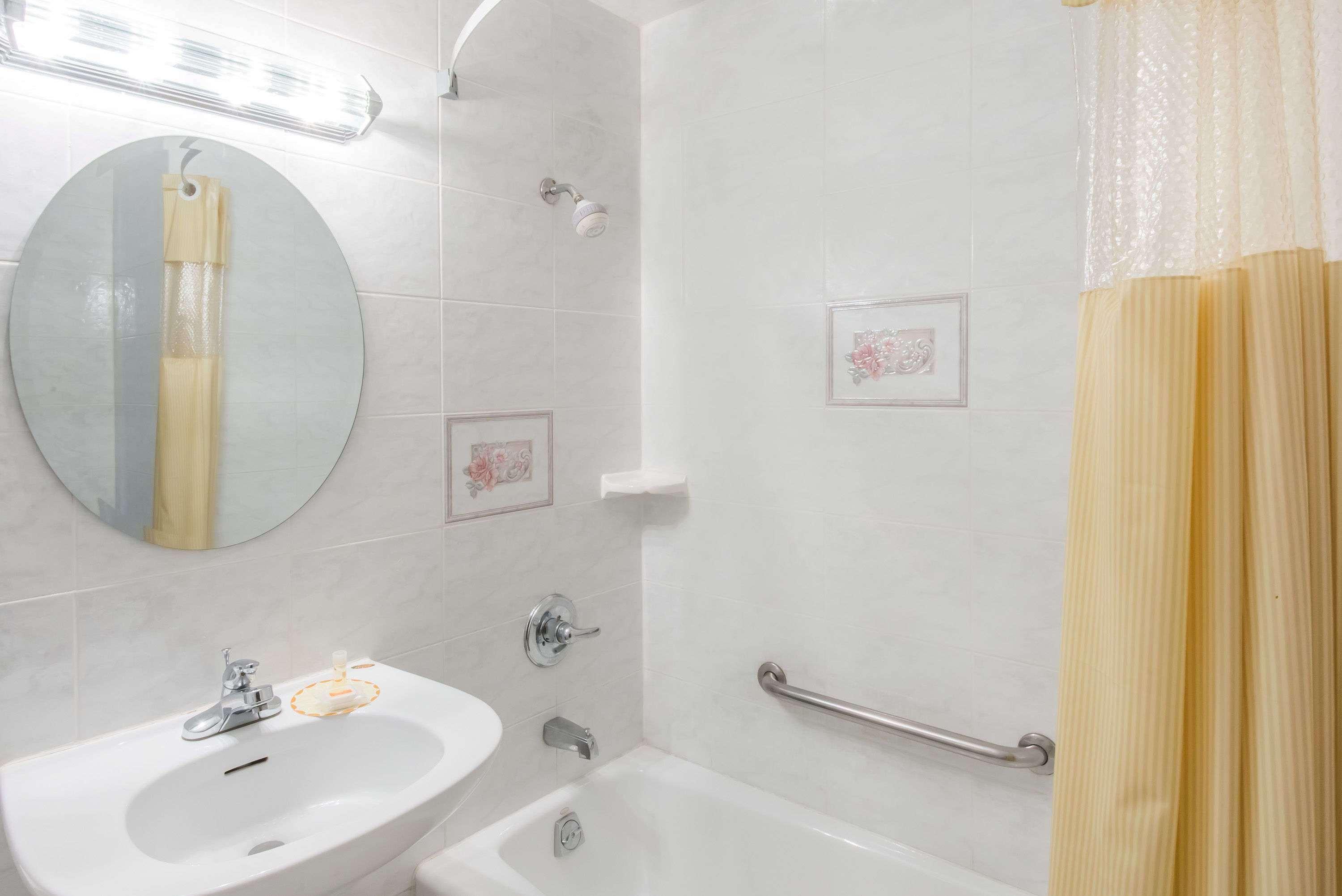 Days Inn By Wyndham Hicksville Long Island Εξωτερικό φωτογραφία